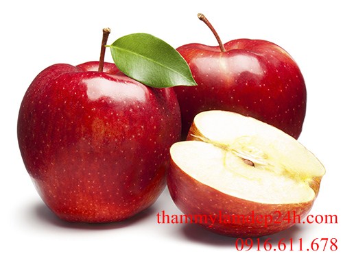  Đun một quả táo trong nồi nước sôi cho mềm đi, sau đó nghiền nát quả táo và cho thêm 1 muỗng cà phê mật ong