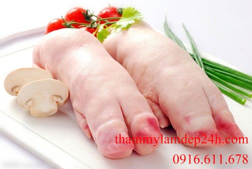Bạn hãy dùng chân giò lợn sau khi mua về rửa sạch, nấu để tạo thành một dạng đặc sánh như cao
