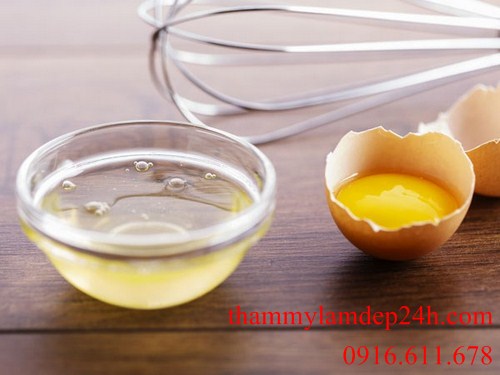  Lấy lòng trắng trứng gà tách riêng ra, cho vào bát và đánh bông lên như kem