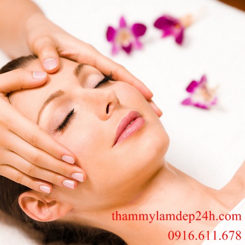 Massage mặt một cách nhẹ nhàng, êm ái kết hợp với đắp mặt nạ dưỡng da