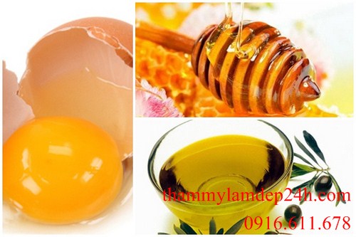 Tinh chất từ mật ong, dầu olive và lòng đỏ trứng gà sẽ làm sạch chất nhờn, bụi bẩn