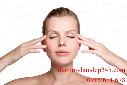  Dùng tay massage nhẹ nhàng vùng da quanh mắt là vừa có thể xóa tan đi mệt mỏi, căng thẳng