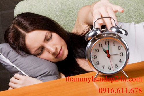 Nếu ngủ không đúng giờ, không đủ giấc, cơ thể không chỉ mệt mỏi mà làn da còn bị lão hóa nhanh