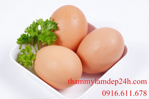 Trứng gà có chứa khá nhiều vitamin B2 giúp hạn chế được tình trạng sản xuất dầu dư thừa