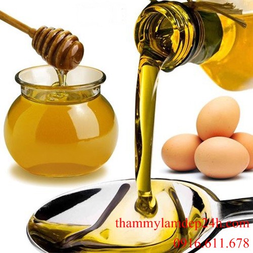Bạn hãy trộn lòng trắng trứng cùng với mật ong và dầu ô liu